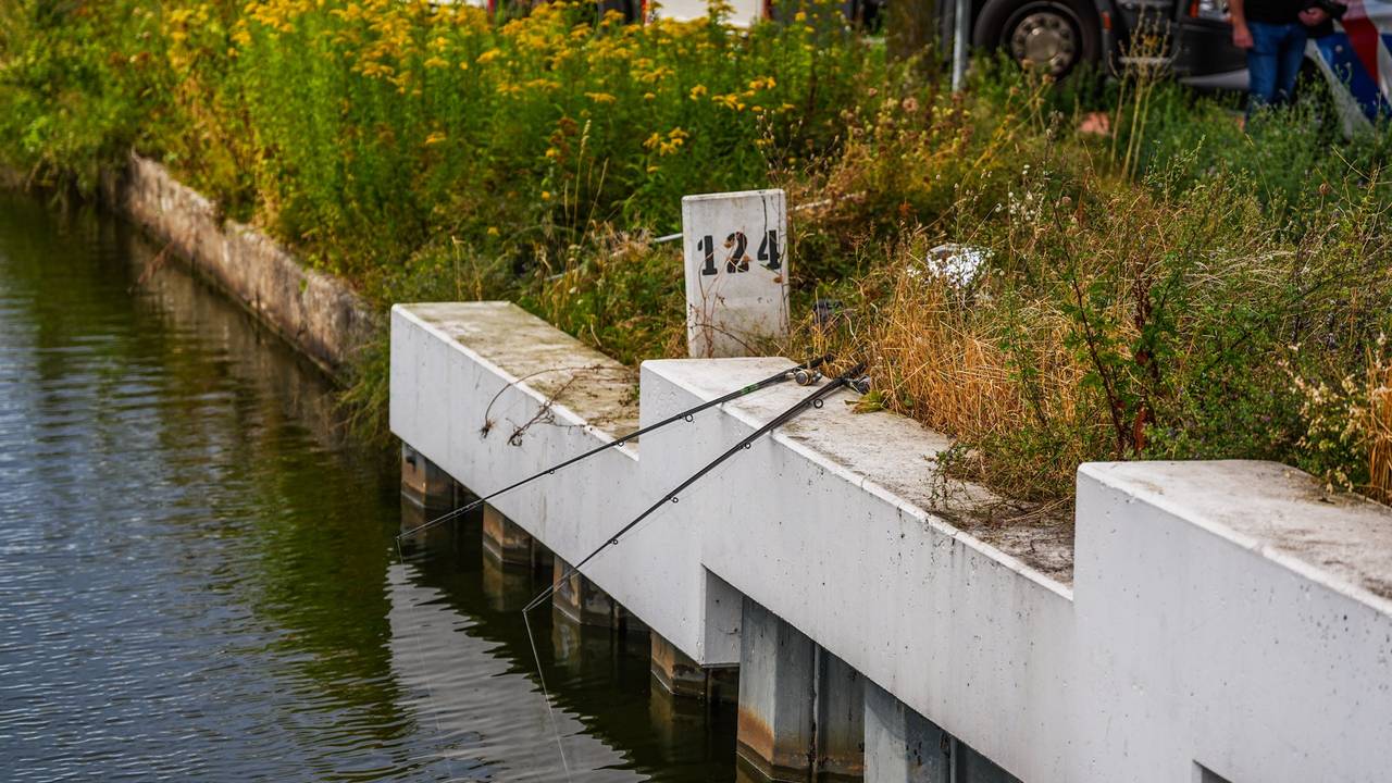 Bouwvakkers twijfelen geen seconde en redden gevallen visser uit water in Eindhoven (foto: Persbureau Heitink).