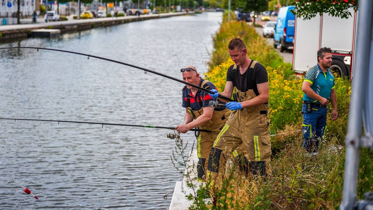 Bouwvakkers twijfelen geen seconde en redden gevallen visser uit water in Eindhoven (foto: Persbureau Heitink).