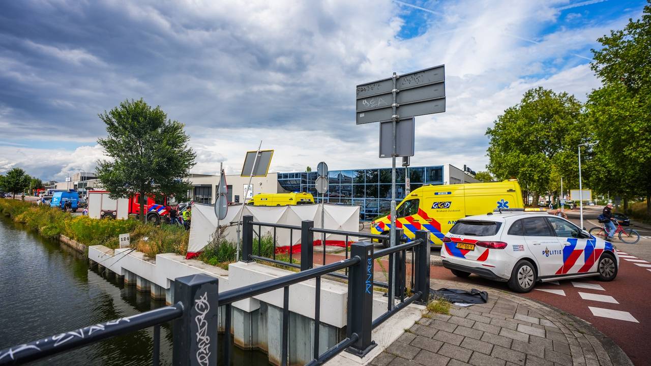 Bouwvakkers twijfelen geen seconde en redden gevallen visser uit water in Eindhoven (foto: Persbureau Heitink).
