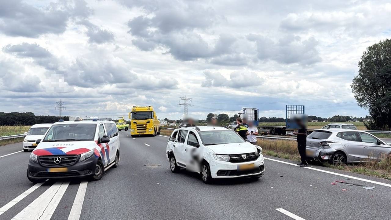 Twee auto's botsten op A58 richting Bergen op Zoom (foto: Rijkswaterstaat).