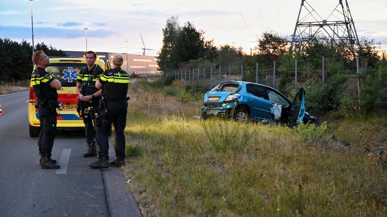 Auto meerdere keren over de kop op N260 bij Tilburg door laagstaande zon (foto: Toby de Kort / Persbureau Heitink).