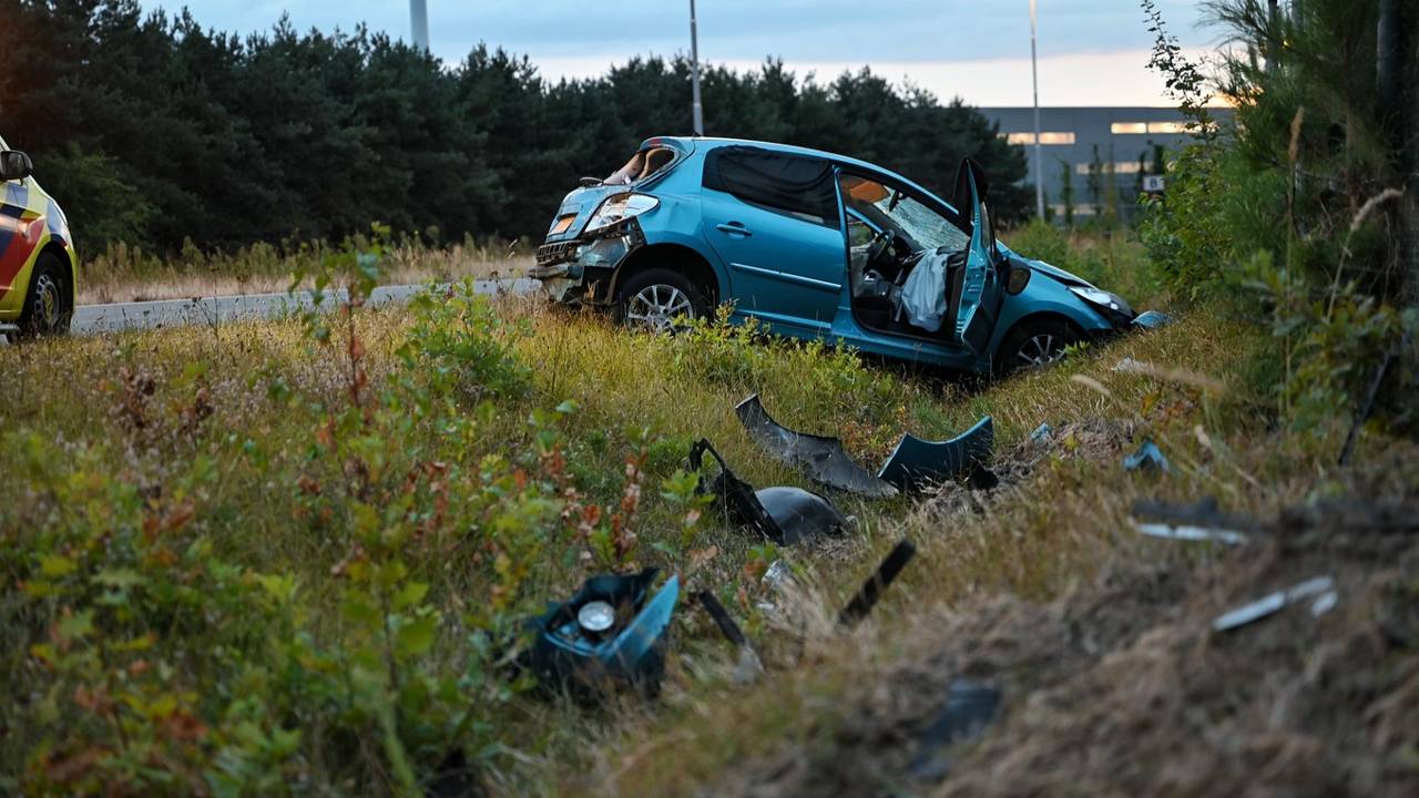 Auto meerdere keren over de kop op N260 bij Tilburg door laagstaande zon (foto: Toby de Kort / Persbureau Heitink).