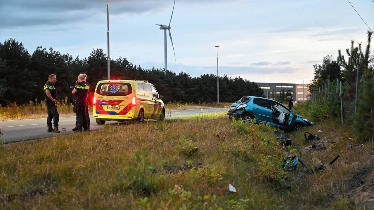 Auto meerdere keren over de kop op N260 bij Tilburg door laagstaande zon (foto: Toby de Kort / Persbureau Heitink).