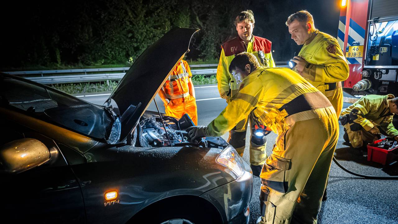 Auto strandt op A59 bij Oss, isolatie vat vlam