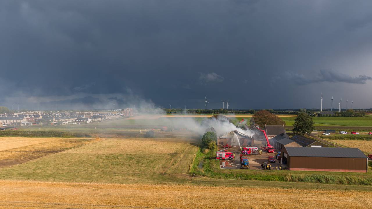 De rook trok richting Zevenbergen (foto: Tom van der Put / Persbureau Heitink).