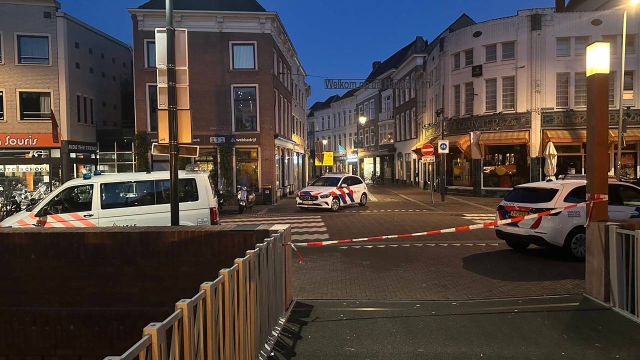 De politie doet onderzoek op de Tolbrugstraat in Breda (foto: Perry Roovers/Persbureau Heitink).