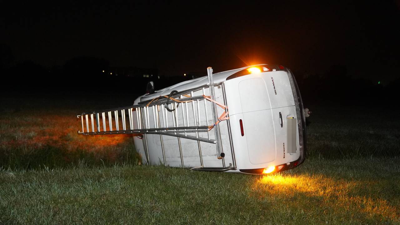 Bestelbus belandt in sloot tussen weilanden in Herpt, bestuurder verdwenen