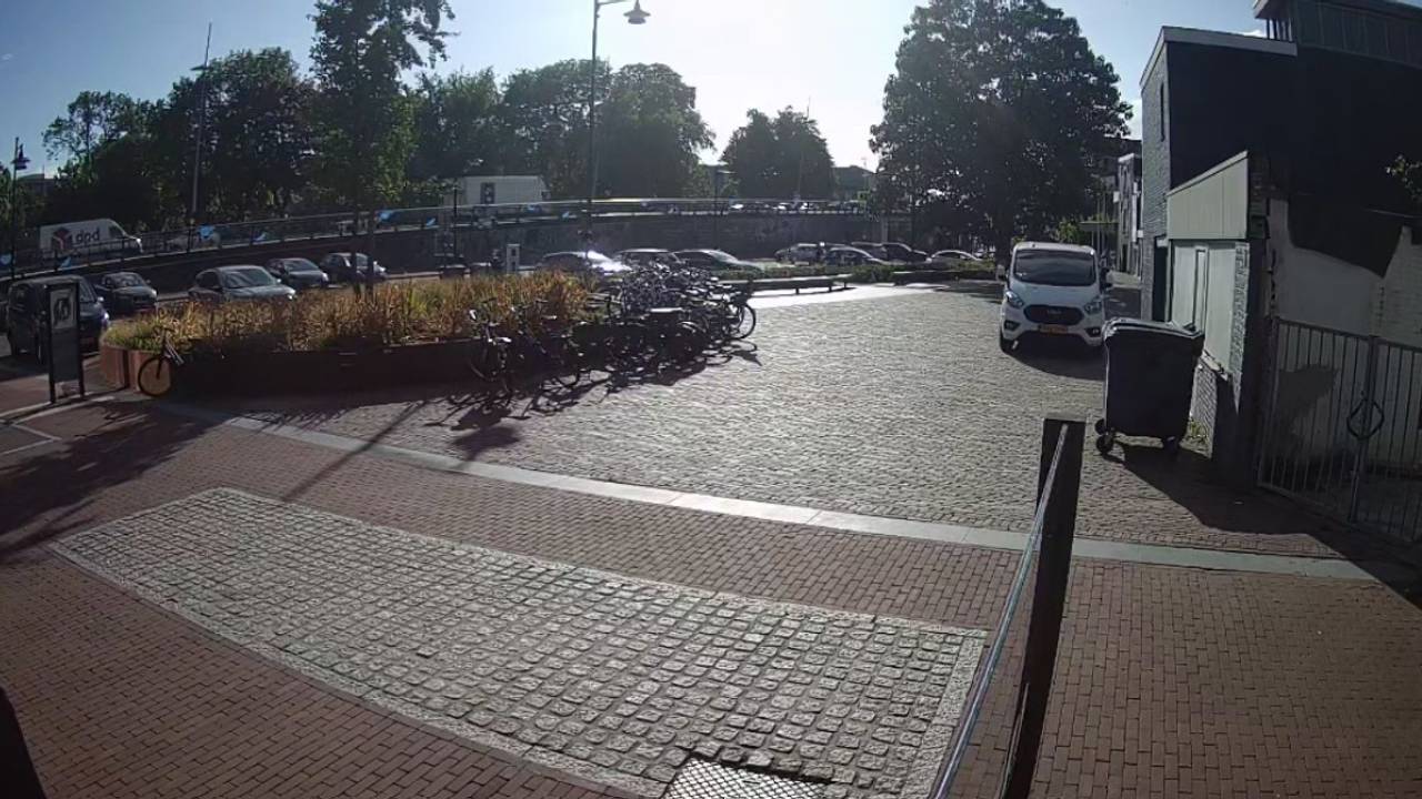 Politie zoekt twee jongens die in Helmond met wapen werden bedreigd