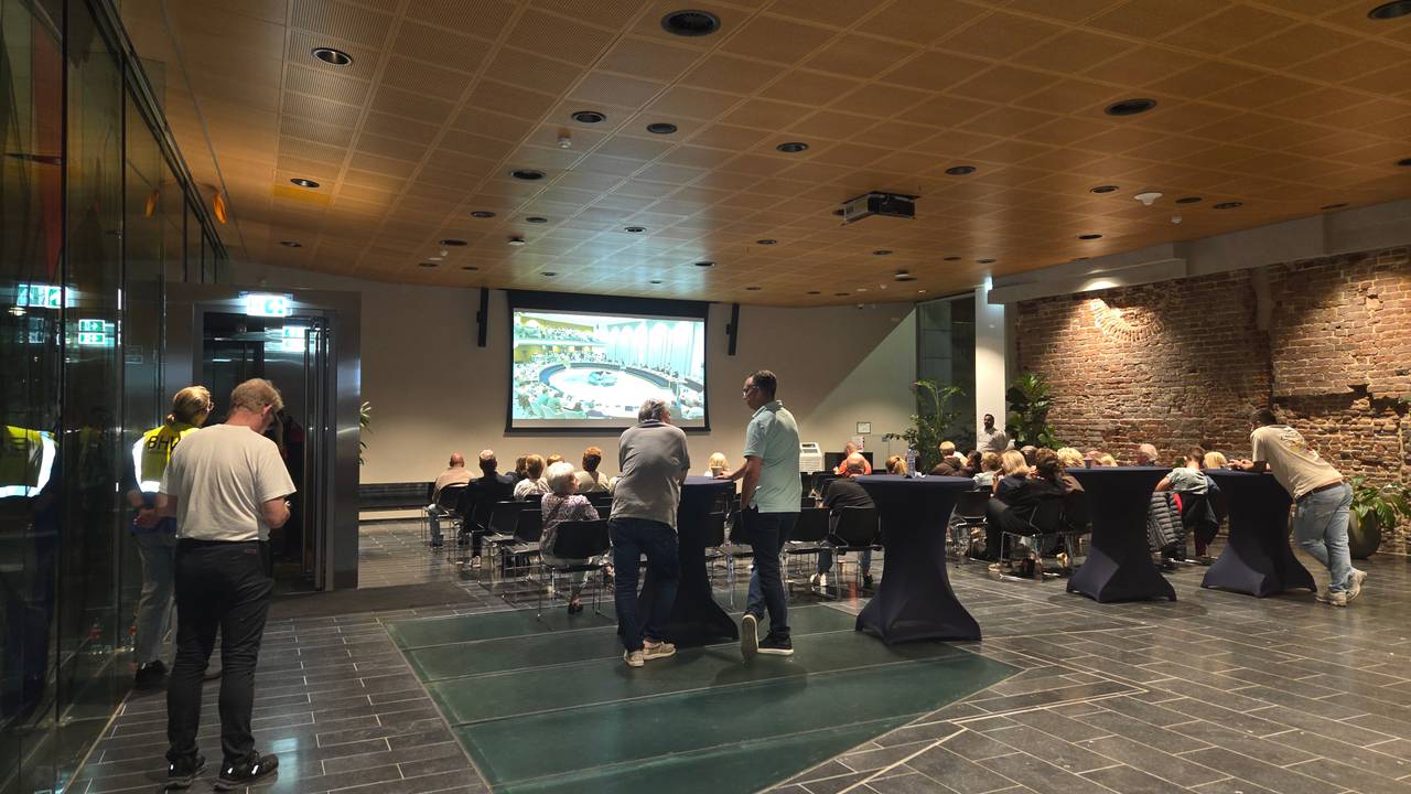 Zo'n 50 belangstellenden volgen de inspraakavond over de asielopvang Engelen (foto: Mariëlle Bijlmakers)
