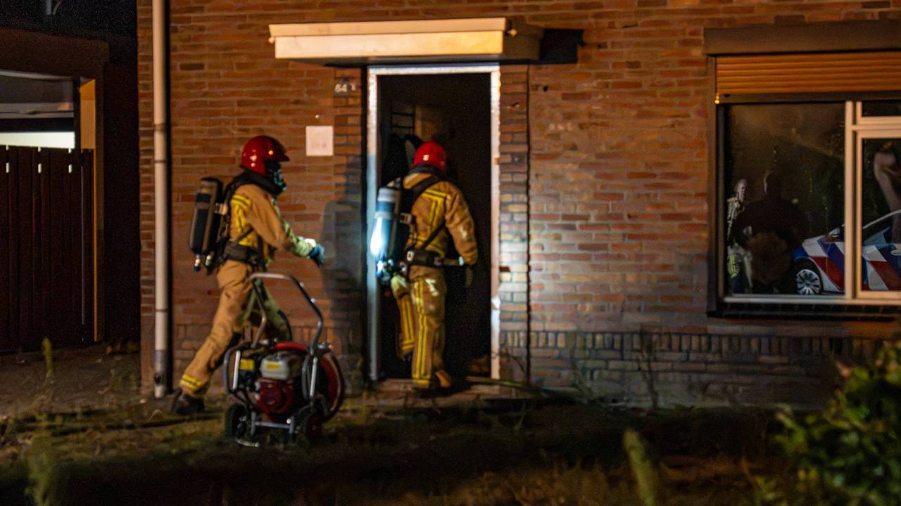 De brandweer was snel aanwezig bij het huis in Deurne en heeft het vuur geblust (foto: Harrie Grijseels/Persbureau Heitink).