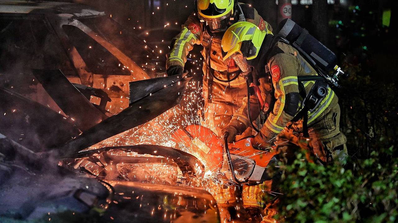 Een slijptol werd ingezet om goed bij de vlammen te kunnen komen (foto: Toby de Kort/Persbureau Heitink).