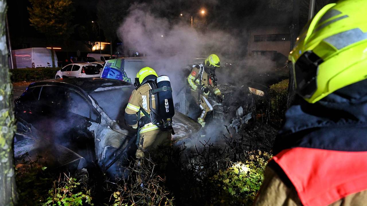 De brandweer had enige tijd nodig om het vuur te doven (foto: Toby de Kort/Persbureau Heitink).