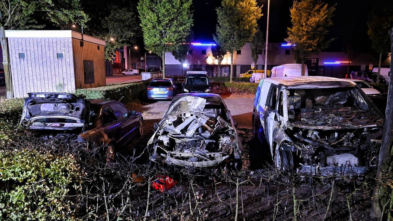 Een berger werd ingeschakeld om de auto's mee te nemen (foto: Toby de Kort/Persbureau Heitink).