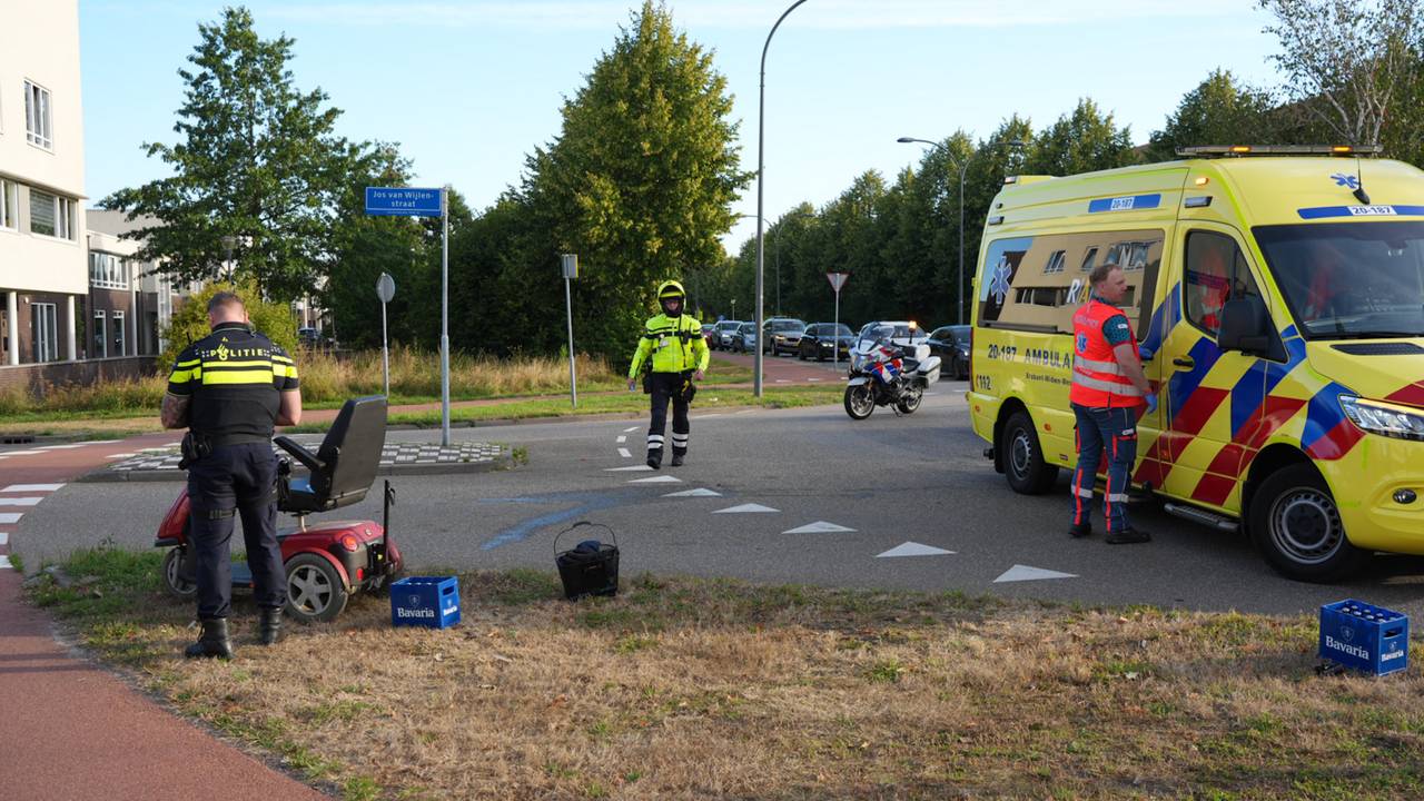 Man op scootmobiel botst met auto op rotonde in Waalwijk (foto: Erik Haverhals/Persbureau Heitink).