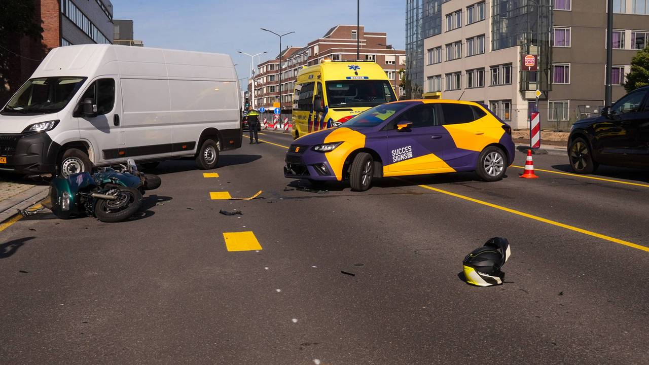 Motorrijder gewond bij botsing met auto in Helmond