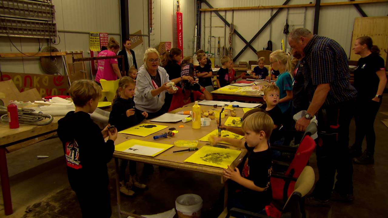 Kinderen aan het werk in de bouwtent (foto: Omroep Brabant).