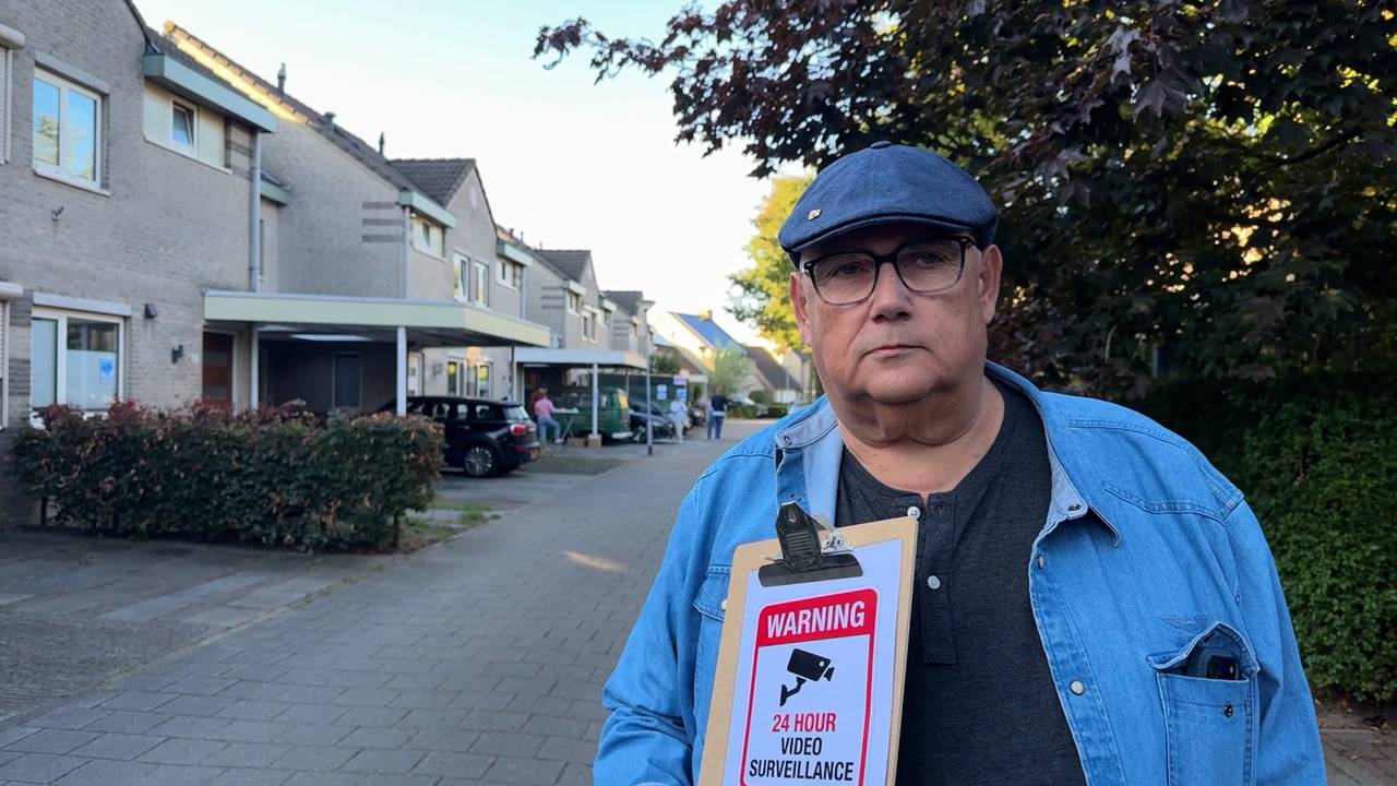 Ondanks het stopgesprek met de politie deelt Harrij Schmeitz maandag flyers uit (foto: Omroep Brabant).