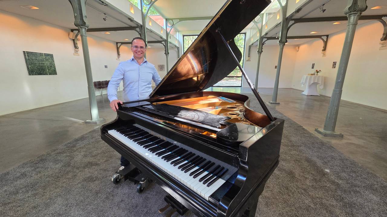 Bart van Deurzen bij de C. Bechstein vleugel in de Hilvaria Studio's (foto: Noël van Hooft).