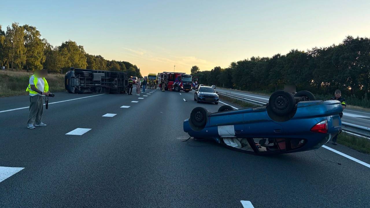 Auto en bakwagen belanden ondersteboven op A59 bij ongeluk