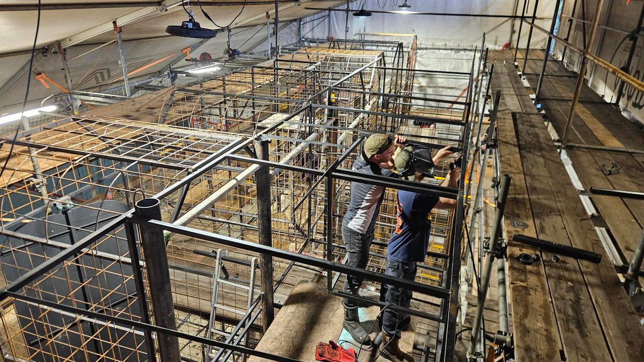 Bouwers aan het werk op de steigers (foto: Jelle Oosterveld).