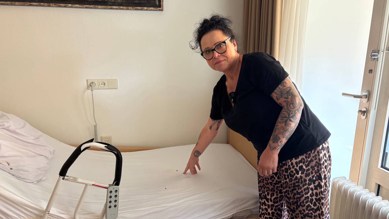 Dochter Liesbeth van der Kuijlen-Vos bij de uitwerpselen in het bed van haar moeder (foto: Ruud Ritzen)