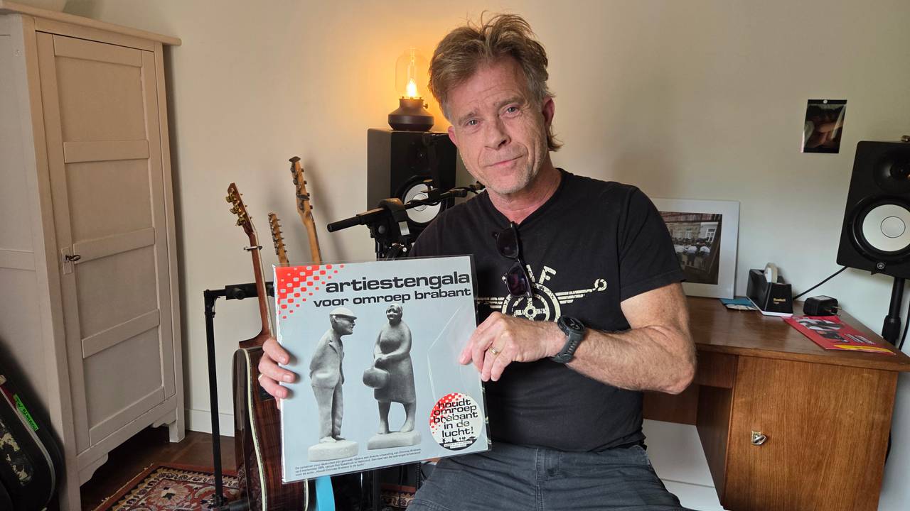 JW Roy met de lp 'Houdt Omroep Brabant in de lucht' uit 1979 (foto: Noël van Hooft).