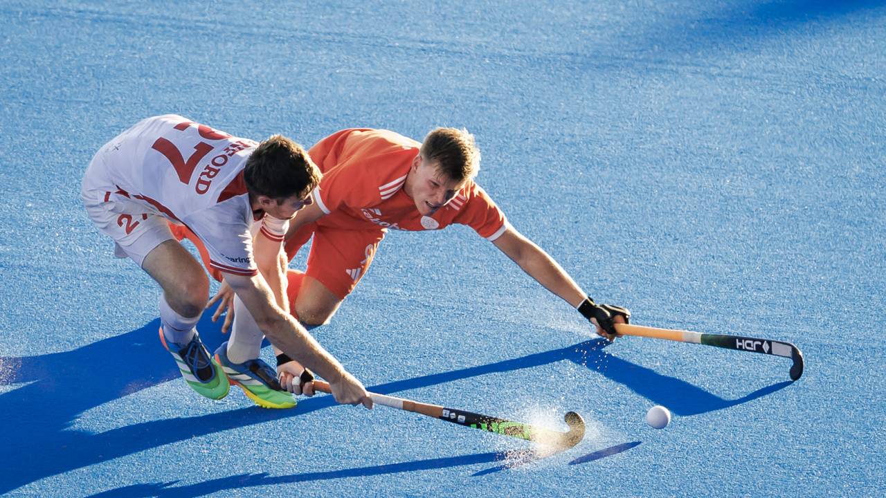 De Engelsman Liam Sanford in duel met Koen Bijen (foto: Koen van Weel/ANP).