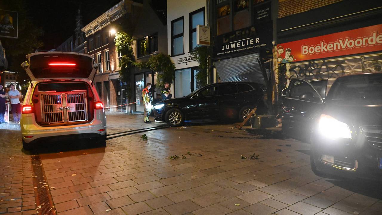 Twee auto's ramden de gevel van een juwelier in Breda, twee verdachten zijn opgepakt (foto: Perry Roovers / Persbureau Heitink). 