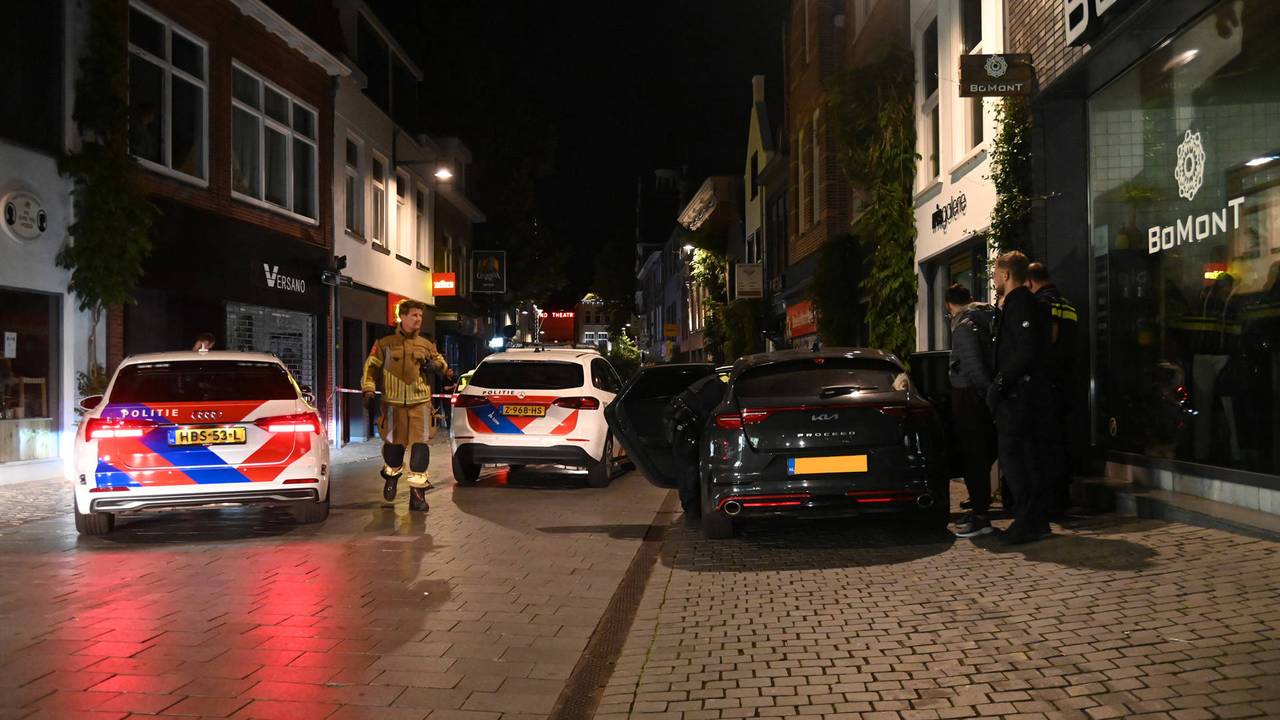 Twee auto's ramden de gevel van een juwelier in Breda, twee verdachten zijn opgepakt (foto: Perry Roovers / Persbureau Heitink). 