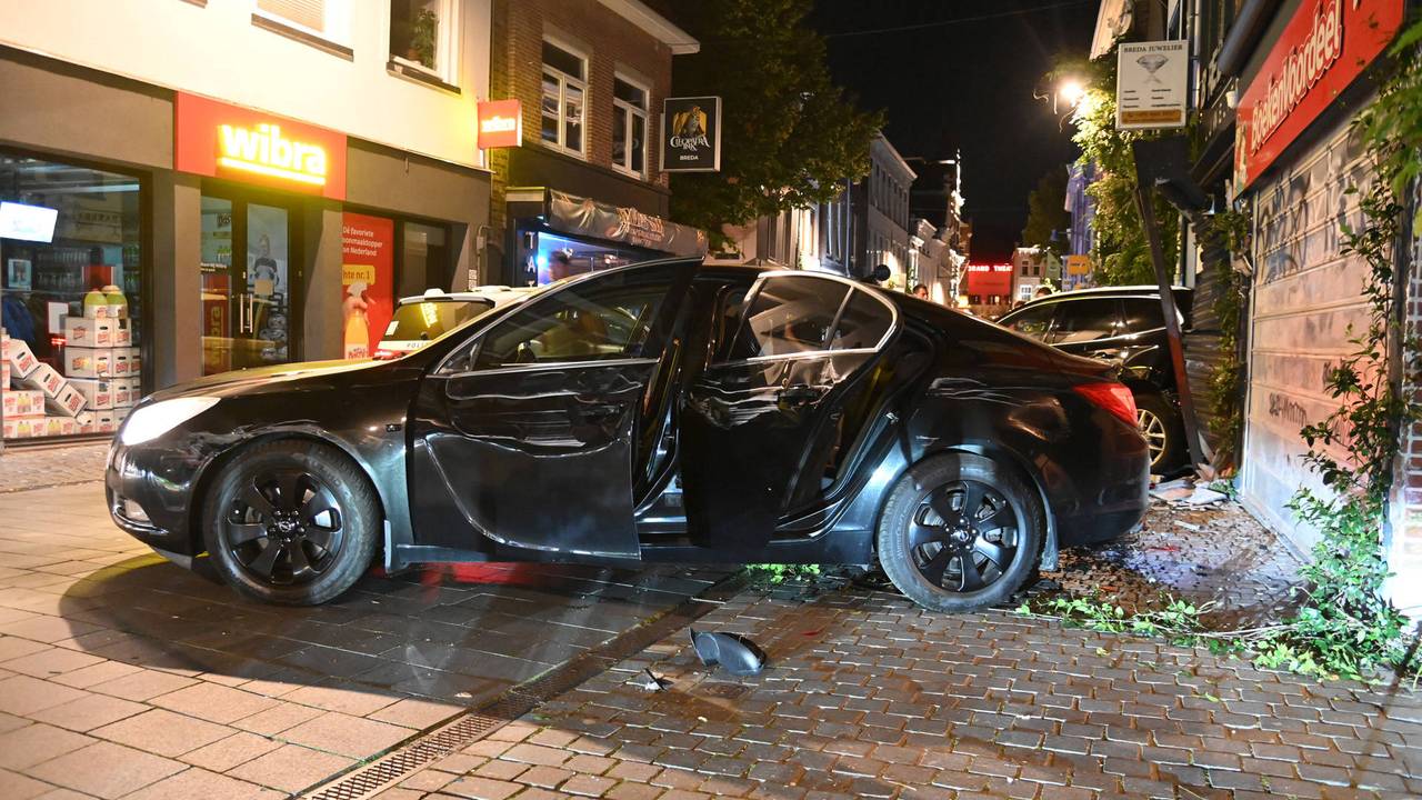Twee auto's ramden de gevel van een juwelier in Breda, twee verdachten zijn opgepakt (foto: Perry Roovers / Persbureau Heitink). 