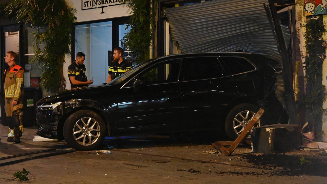 Twee auto's ramden de gevel van een juwelier in Breda, twee verdachten zijn opgepakt (foto: Perry Roovers / Persbureau Heitink). 