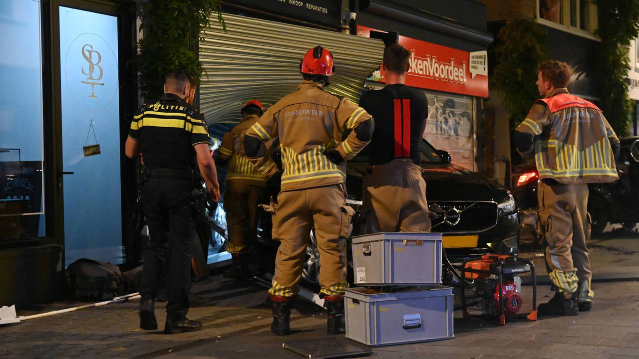 Twee auto's ramden de gevel van een juwelier in Breda, twee verdachten zijn opgepakt (foto: Perry Roovers / Persbureau Heitink). 