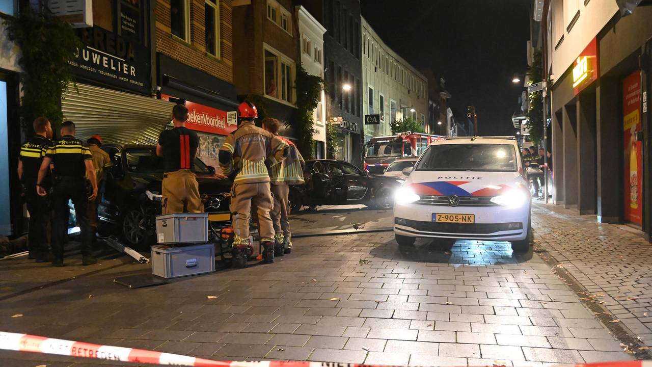 Twee auto's ramden de gevel van een juwelier in Breda, twee verdachten zijn opgepakt (foto: Perry Roovers / Persbureau Heitink). 