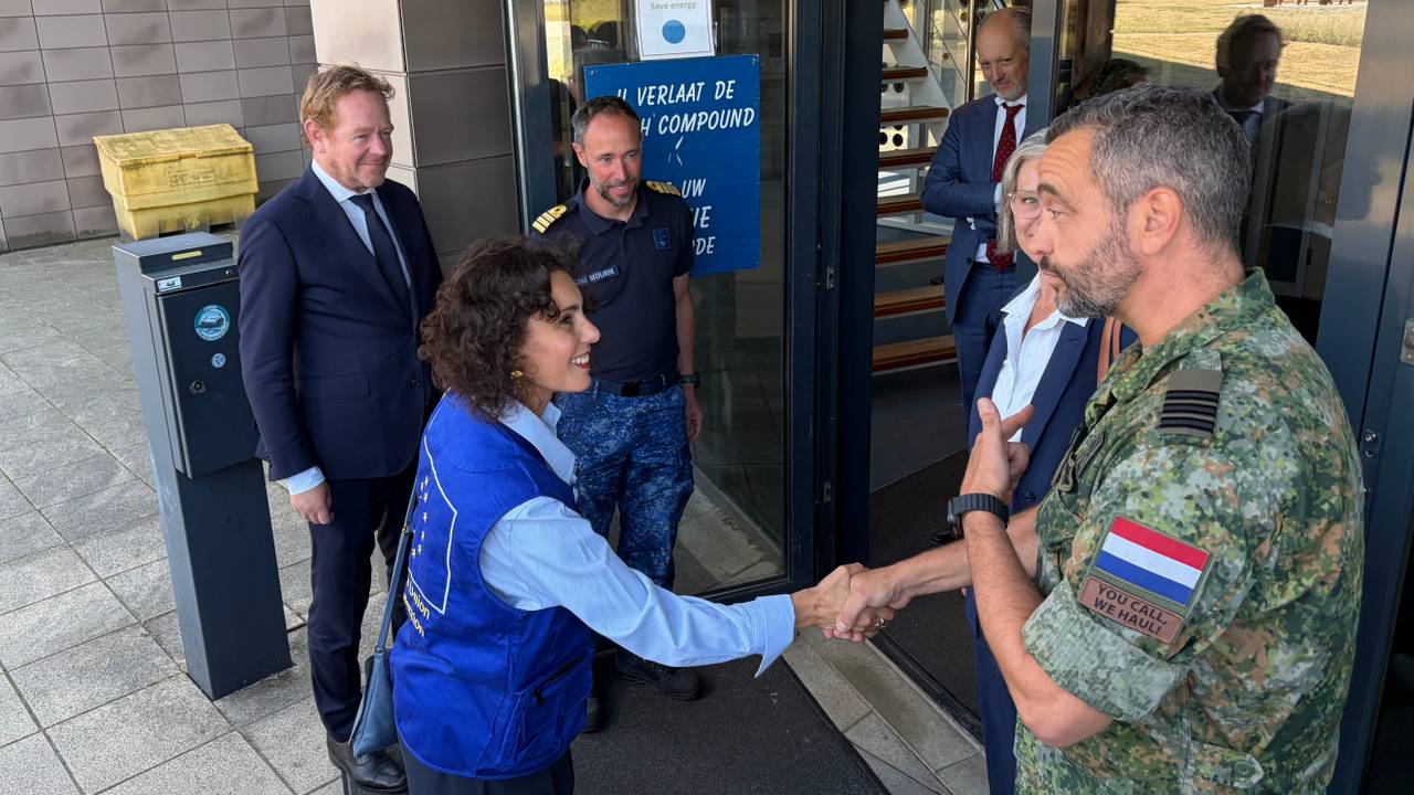 Eurocommissaris begroet squadroncommandant op vliegbasis Gilze-Rijen (foto: Willem-Jan Joachems).