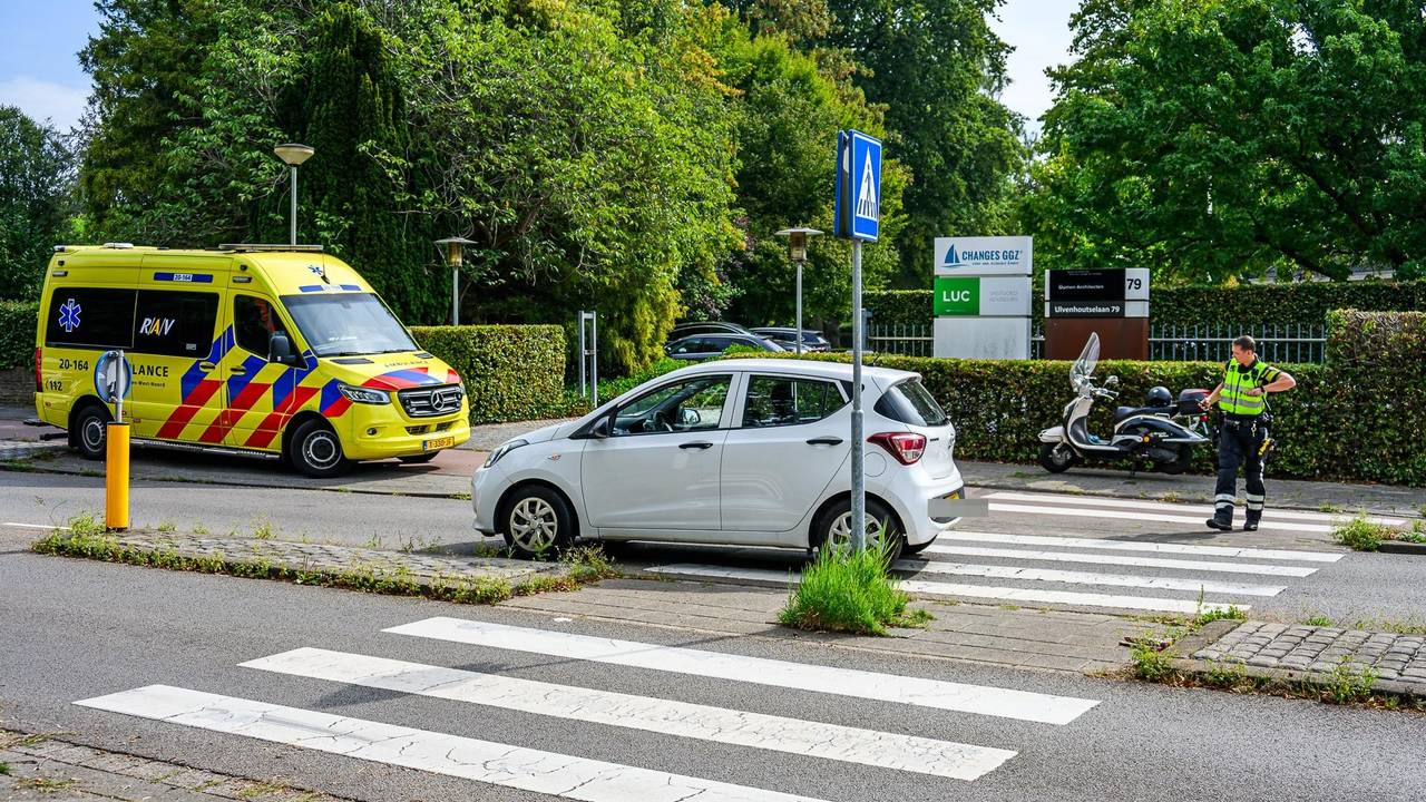 Scooter en auto botsen op rotonde in Breda (foto: Tom van der Put/Persbureau Heitink).