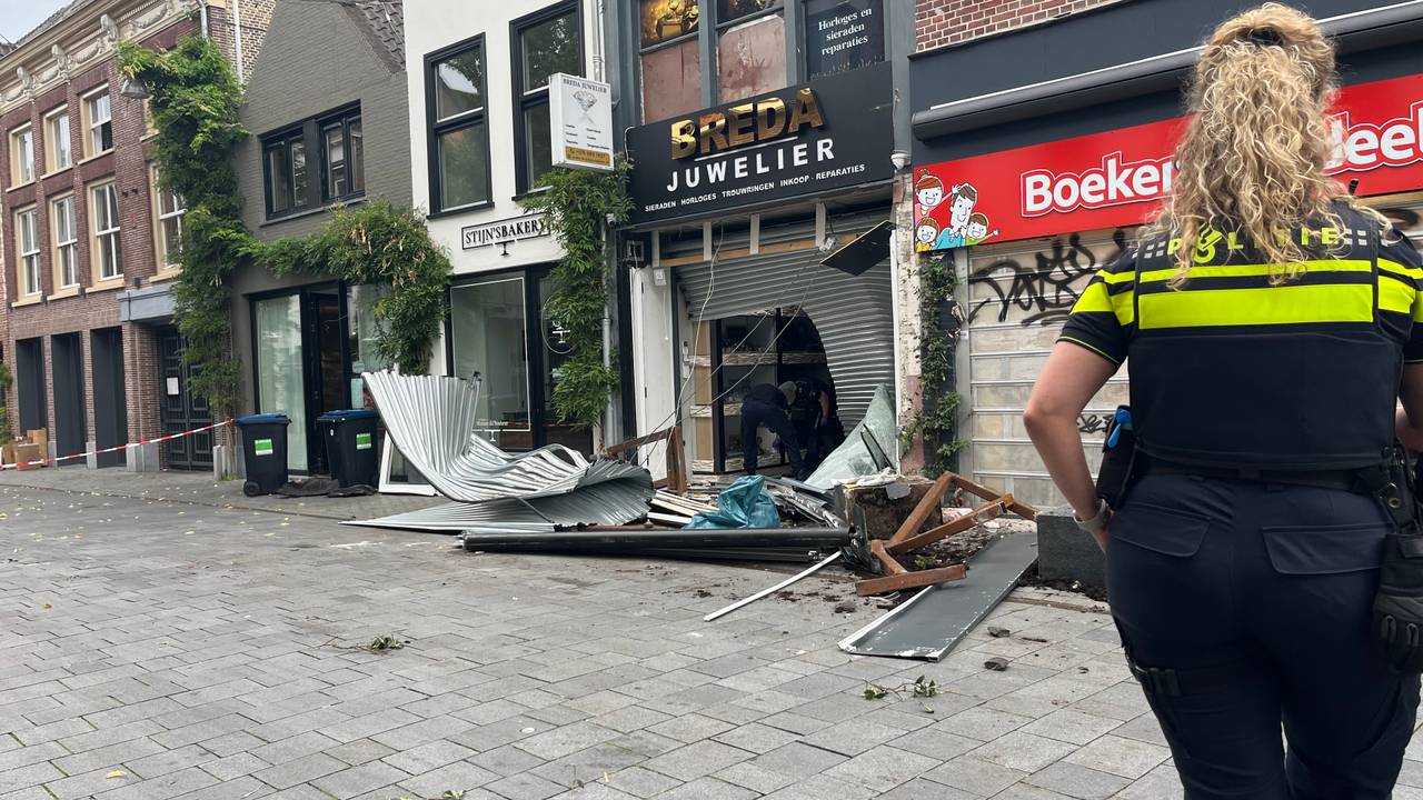 De pui van een juwelier in Breda is volledig aan gort gereden (foto: Jos Verkuijlen / Omroep Brabant). 