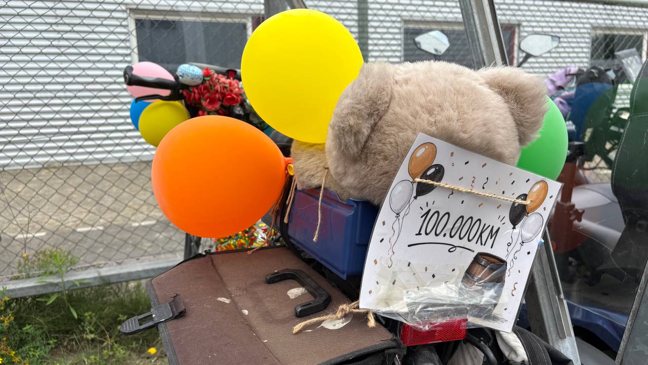 Iedereen mag het weten dat Hugo 100.000 kilometer op zijn fietst heeft gefietst. Daarom is die helemaal versierd (foto: Wilco Zonneveld).