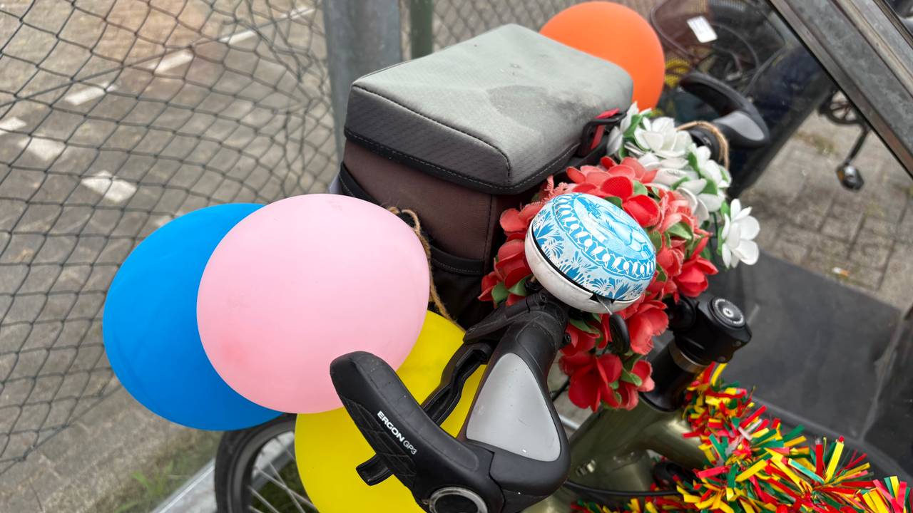 Iedereen mag het weten dat Hugo 100.000 kilometer op zijn fietst heeft gefietst. Daarom is die helemaal versierd (foto: Wilco Zonneveld).