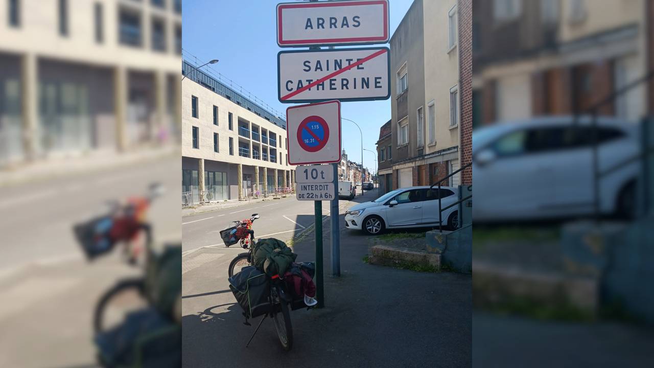 Hugo fietst door heel Europa en maakt bij de plaatsnaamborden een foto (foto: privé).
