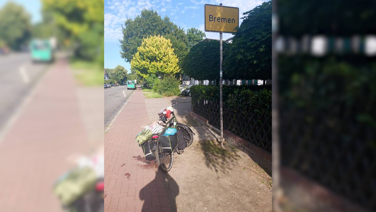Hugo fietst door heel Europa en maakt bij de plaatsnaamborden een foto (foto: privé).