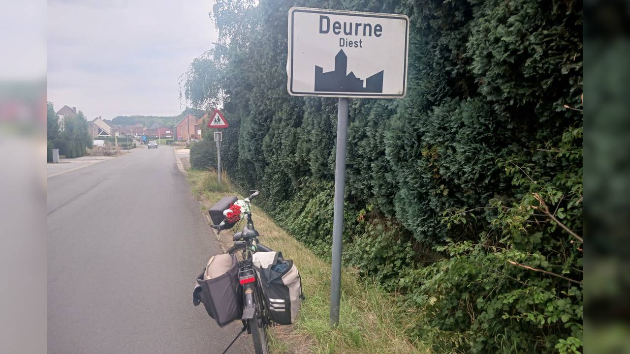 Hugo fietst door heel Europa en maakt bij de plaatsnaamborden een foto (foto: privé).