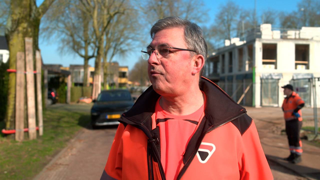 Vuilnisman Leo en Tim op de achtergrond (foto: Omroep Brabant).