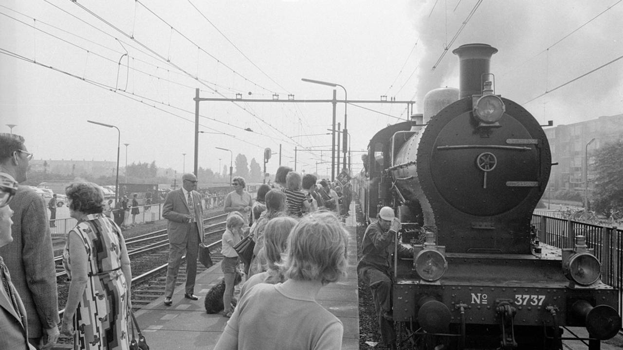 De eerste stoomtrein staat in 1974 in Tilburg klaar om reizigers over het Bels Lijntje te vervoeren (foto: fotocollectie Persbureau van Eijndhoven/Regionaal Archief Tilburg).