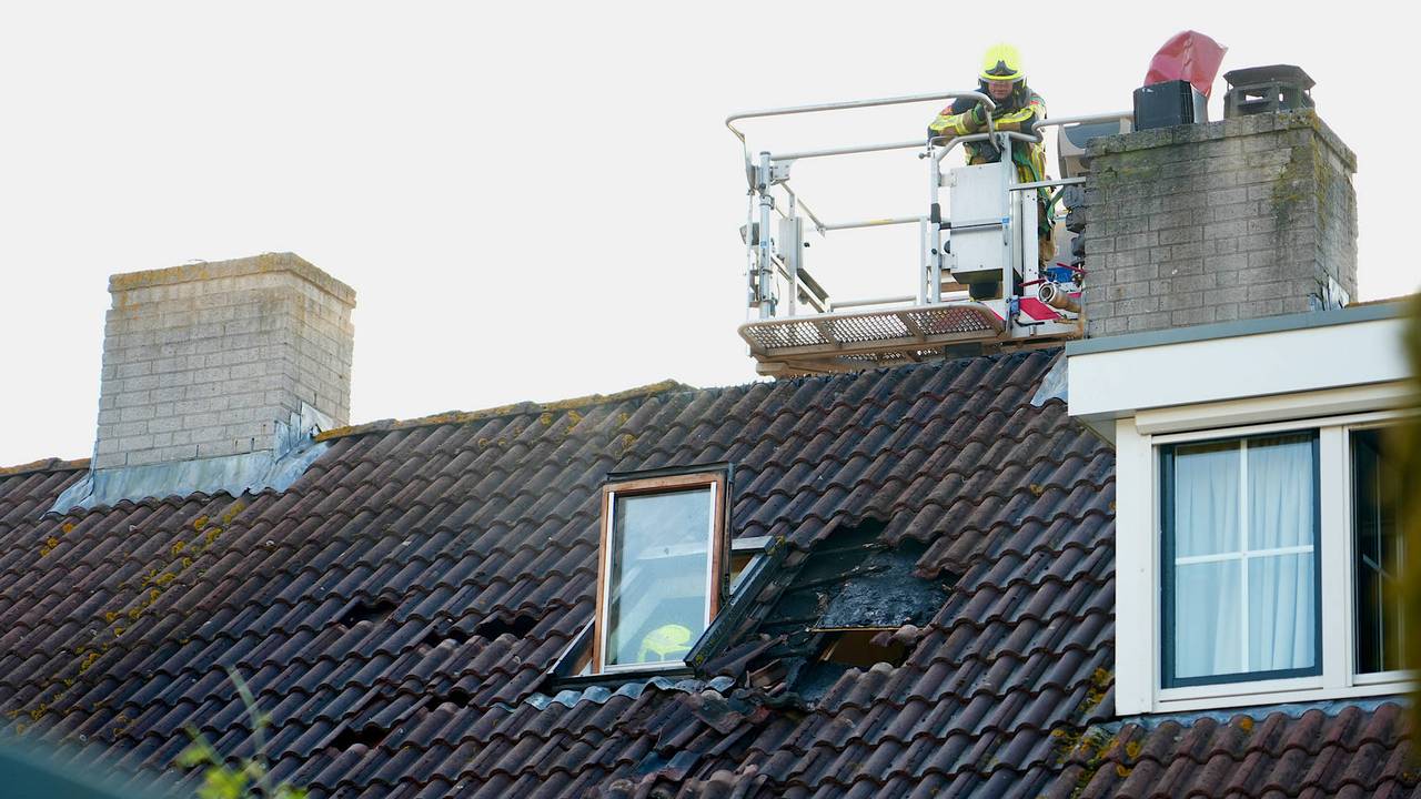 Zolder van huis vliegt in brand in Tilburg