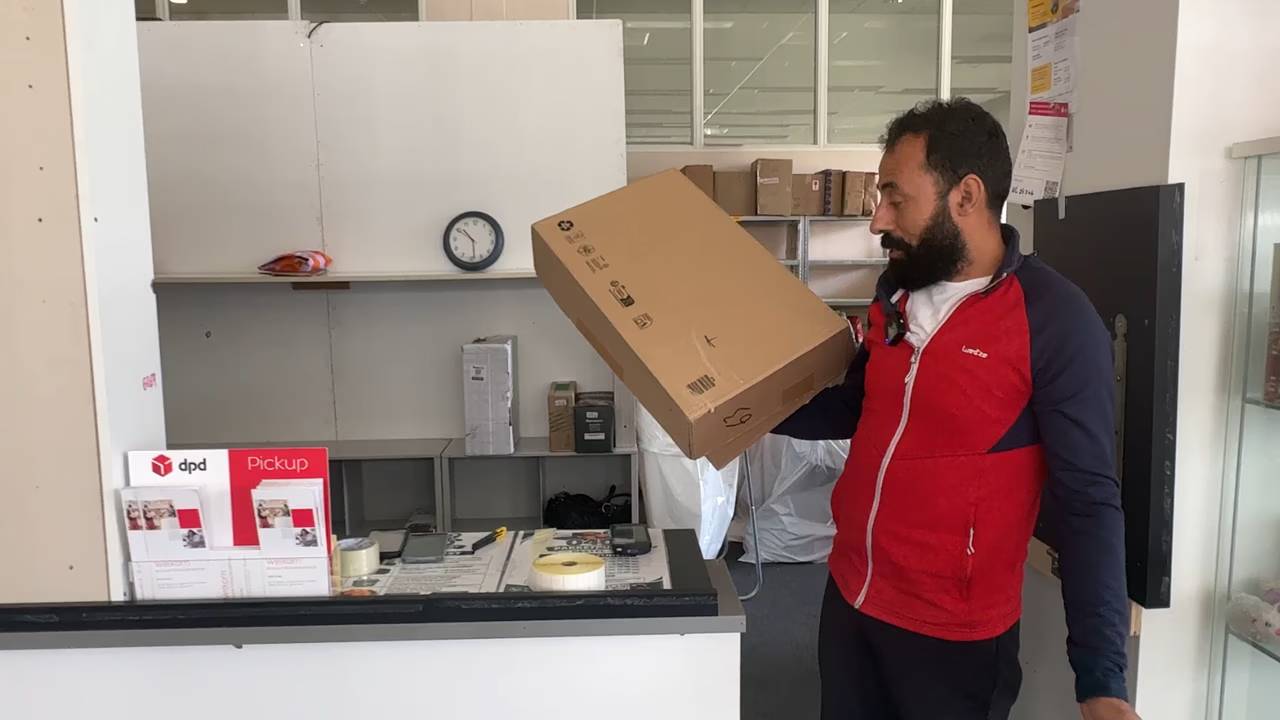 Ahmed ziet het zwerfafval rond zijn pakketpunt opstapelen: 'Hier schrikt een mens van' (foto: Studio040).
