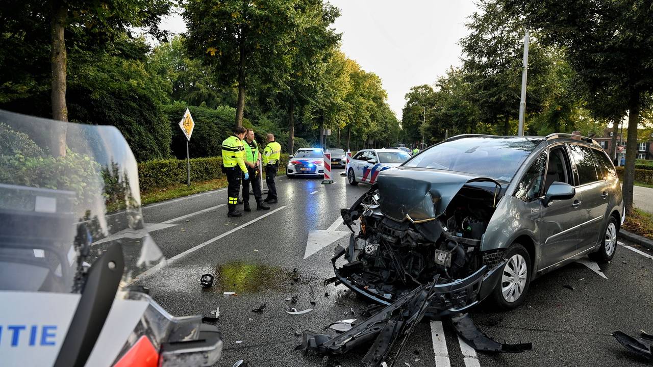 Flinke schade door het ongeluk (foto: Toby de Kort/Persbureau Heitink).