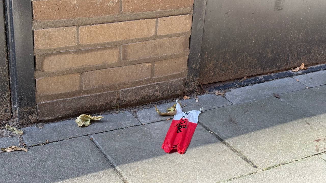 In de steeg ligt zaterdagochtend nog een stuk politielint (foto: Omroep Brabant).