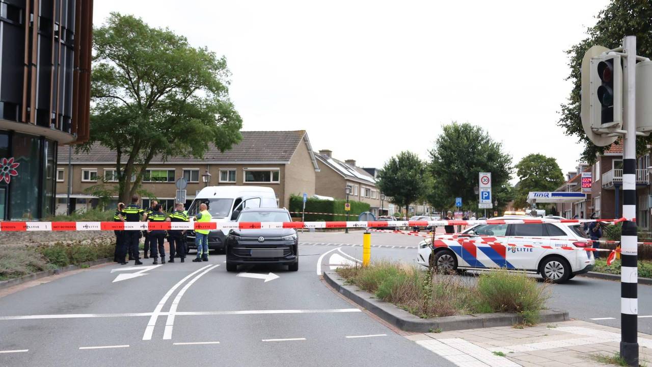 De weg werd volledig afgesloten, ook lagen er bloedsporen naast de witte bestelbus. (Foto: Addy Smits / Persbureau Heitink.)