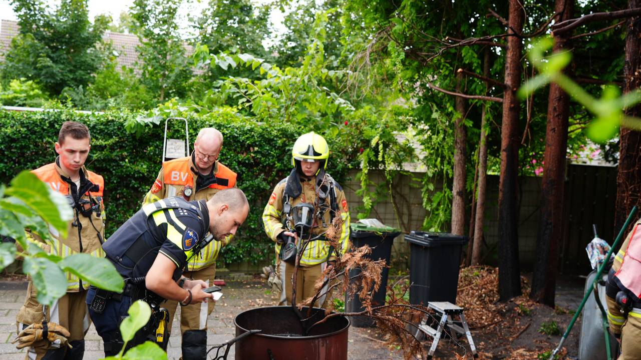 De vlammen sloegen vanuit de ton over op de bomen in de tuin. (Foto: Erik Haverhals / Persbureau Heitink.)