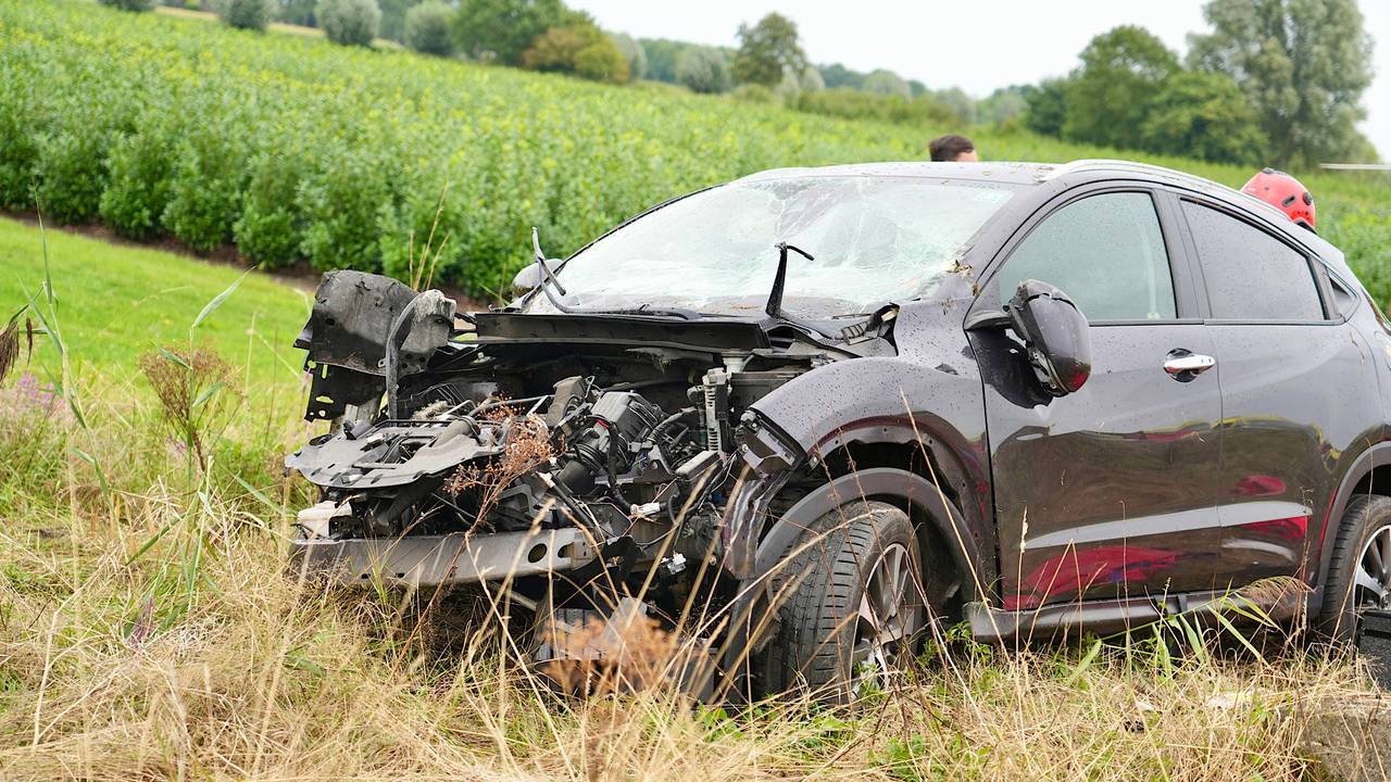 De voorkant van de auto zat flink ineen na de crash. (Foto: Jeroen Stuve / Persbureau Heitink.)